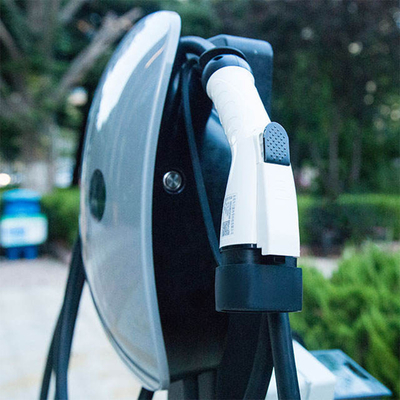 Stazione di ricarica AC EV montata a pavimento con una spina di tipo 2 opzionale per auto elettrica