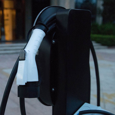 Stazione di ricarica AC EV montata a pavimento con una spina di tipo 2 opzionale per auto elettrica